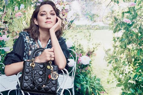 Marion Cotillard, fleur des champs pour la campagne 